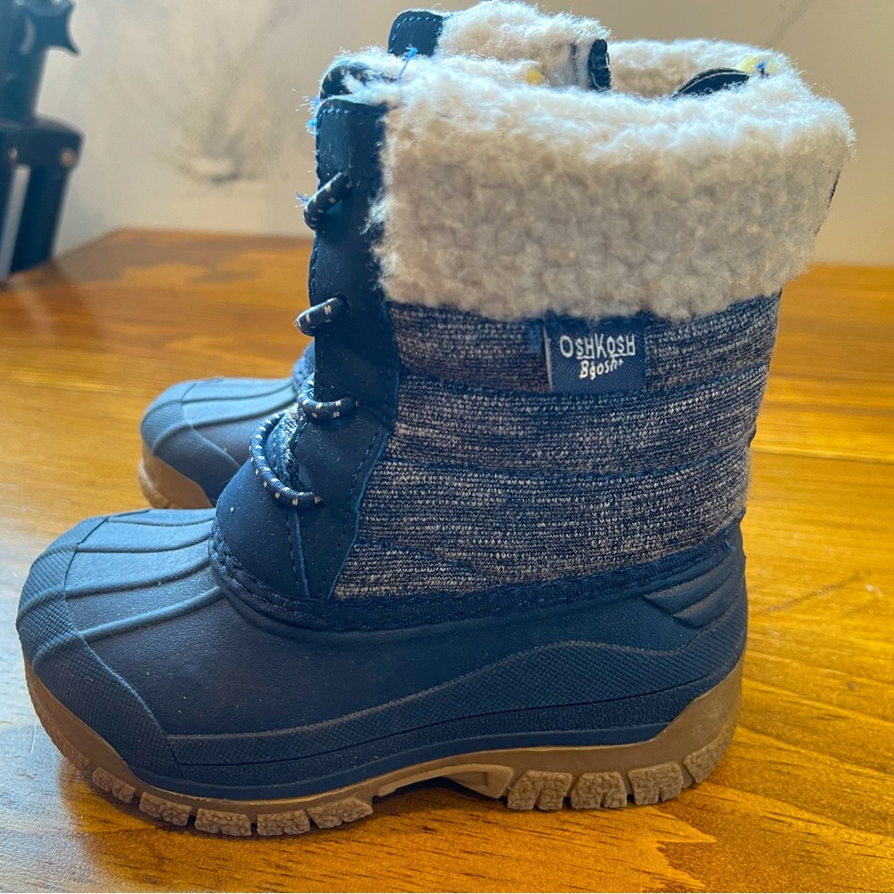 Toddler boy snow boots . Size 7